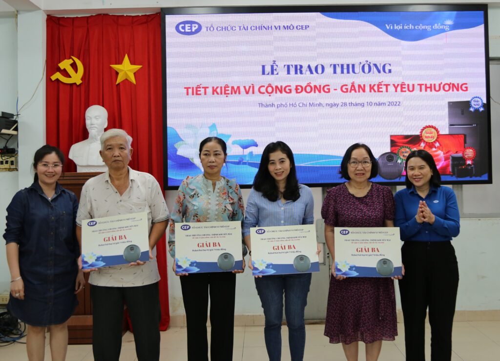 Ms. Nguyen Thi Diem Nhi - Deputy Head of the Import-Export Department of Ho Chi Minh City Department of Industry and Trade (far left) and Ms. Phan Thi Kim Lan – (far right) awarded the Third Prize to customers
