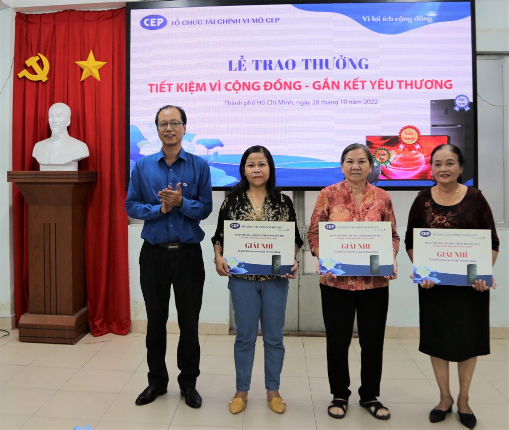 Anh Võ Văn Khang - Trưởng Ban Kiểm soát Tổ chức tài chính vi mô CEP trao Giải Nhì cho khách hàng