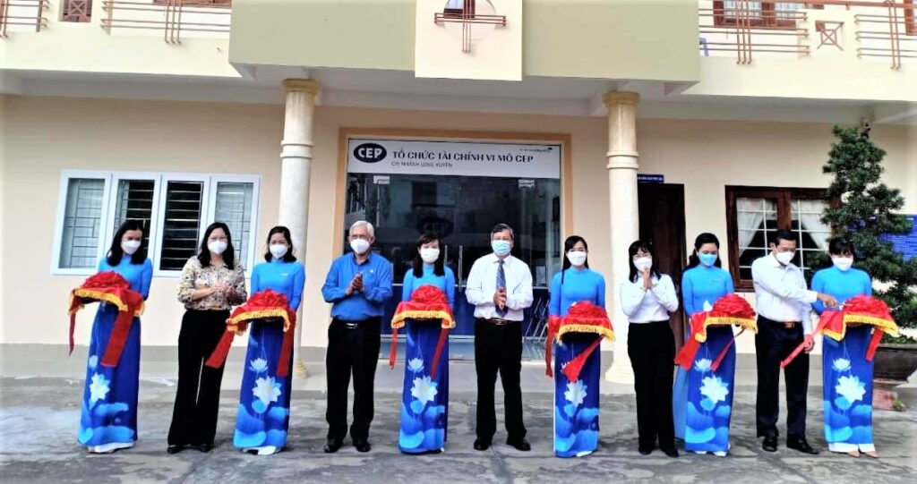 Leaders of An Giang Labor Confederation and CEP leaders cut the ribbon to inaugurate CEP Long Xuyen Branch