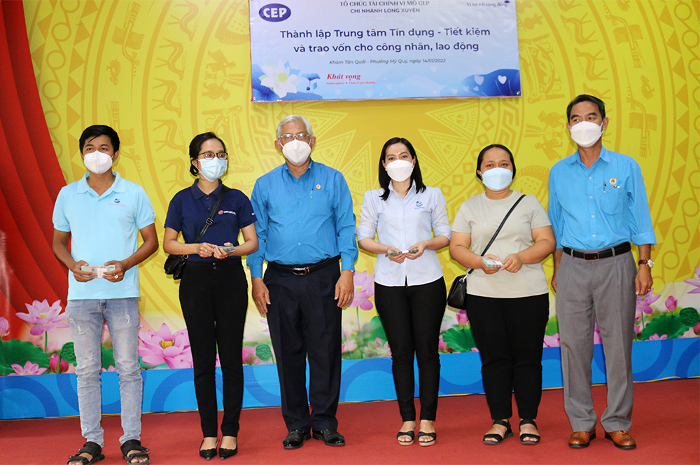 Workers received CEP loans on the opening day of the CEP Long Xuyen branch