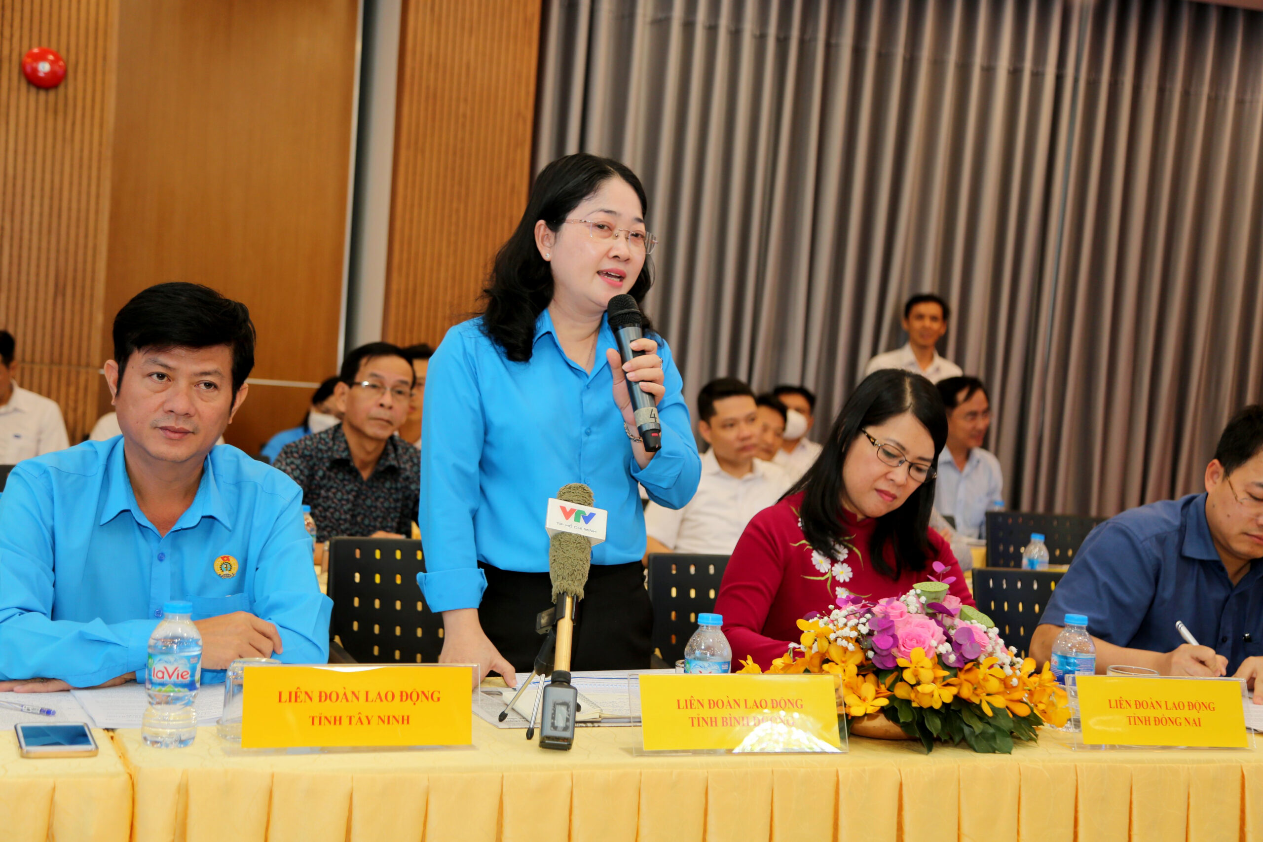 Bà Nguyễn Kim Loan - Chủ tịch LĐLĐ tỉnh Bình Dương phát biểu tại hội thảo